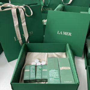 《专属之美，礼献非凡 —— 护肤品礼盒定制与批发代发》