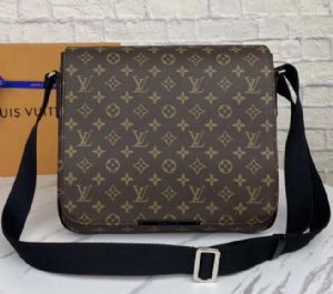 男包男士邮差包专柜品质，造型阳刚中透透丝丝炫酷的潮味