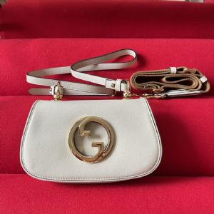 广东高档包包工厂内幕揭秘,迷你肩背包全皮白色互扣双G单肩包百搭