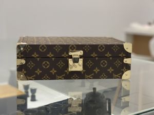 香薰蜡烛皮箱Vivienne公仔水晶球音乐盒货源