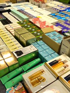 实体化妆品货源批发，代理代发扫，免费代理，一件代发!