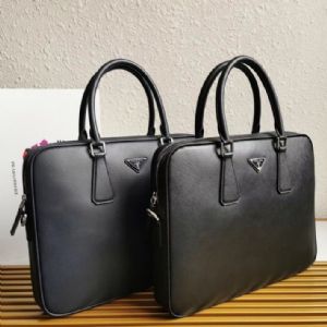 Lv Speedy系列手袋，超大字母压纹皮革打造高端品质