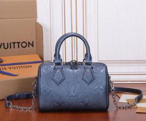 lv Speedy系列手袋，小巧而精致能够满足日常所需