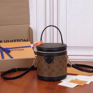 Cannes手袋外观设计十分雅致,重现lv昔日经典的魅力