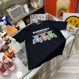 说下广州名牌著偧品男装工厂服装批发货源市场——《今日焦点》