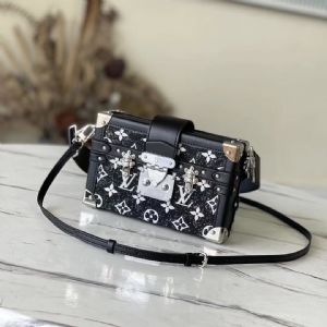 lv Petite Malle手袋可容纳手机和钱夹等晚间场合所需