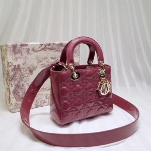 Lady手袋戴妃包，Dior手提包精致与优雅凸现当代女性的非凡魅