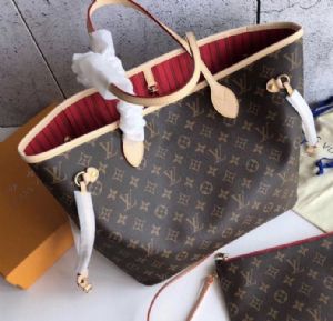 Lv Speedy手袋一推出风靡全球，至今专柜一包难求