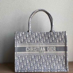 Dior包包精致优雅不失时尚，炸街必备Book Tote手袋