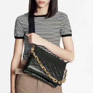 Lv ​Coussin手袋，换新设计适合肩背和斜挎舒适体验