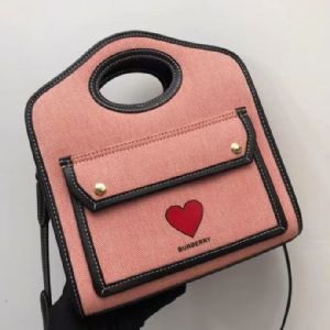 Burberry巴 宝莉包包精巧别致匠心打造现代时尚托特包