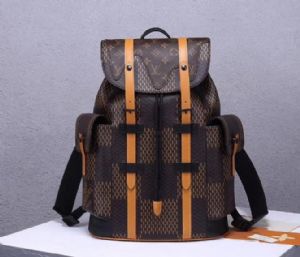 lv双肩包时尚又实用，可容纳笔记本电脑等日常用品